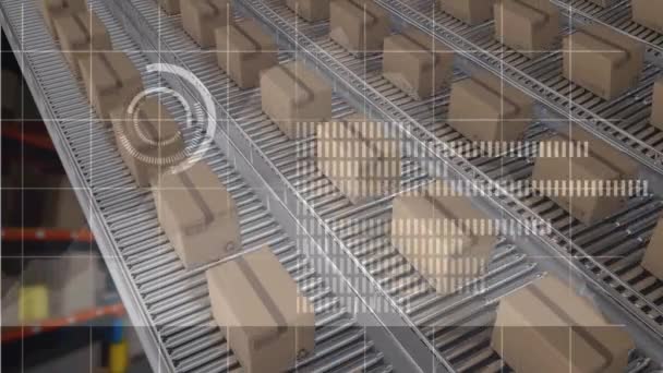 数字接口 针对传送带上的送货箱对仓库进行数据处理 物流和运输业务概念 — 图库视频影像