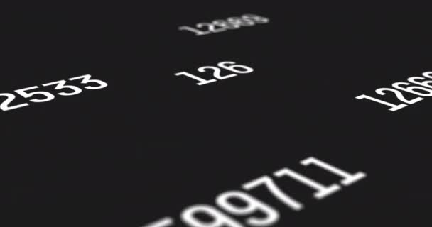 黒い画面の背景に白いフォントの色が投影された乱数のセット それぞれの数字は常に速いペースで変化しており — ストック動画