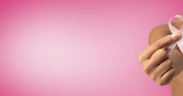 Анимация Розового Текста Раке Молочной Железы Над Женщинами Покрывающими Грудь — стоковое видео