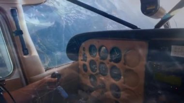 Uçan uçak üzerindeki bağlantı ağının animasyonu. küresel seyahat ve bağlantılar konsepti dijital olarak oluşturulmuş video.