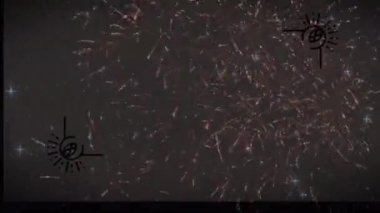 Siyah arka planda havai fişek animasyonu. Yeni yıl partisi ve kutlama konsepti dijital olarak oluşturulmuş video.
