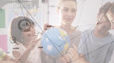 Öğretmen ve okul çocukları arasında bağlantı ve dünya ağının animasyonu. küresel çevrimiçi eğitim ve bağlantılar konsepti dijital olarak oluşturulmuş video.