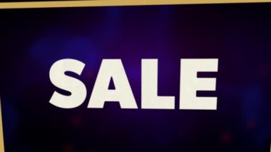 Beyaz metin satışı animasyonu, altın çerçeveli, siyah arka planda kırmızı kıvılcımlar. dijital arayüz, çevrimiçi alışveriş ve perakende konsepti, dijital olarak oluşturulmuş video.