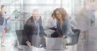 Toplantıda iş adamlarının üzerinden hızlı yürüyen yayaların animasyonu. küresel iş, iletişim ve finans kavramı dijital olarak oluşturulmuş video.