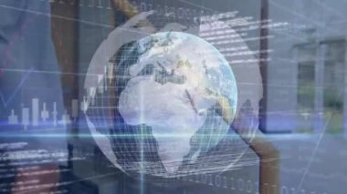 İş adamı tokalaşması üzerine küresel ve finansal veri işleme animasyonu. küresel iş, finans, veri işleme ve teknoloji konsepti dijital olarak oluşturulmuş video.