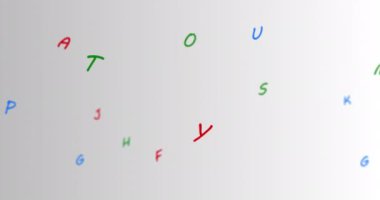 Mavi, yeşil, kırmızı renklerde rastgele harfler büyük bir boşlukta sola doğru hareket ediyor. arkaplan beyaz