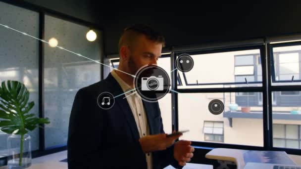 Red Iconos Digitales Contra Hombre Negocios Caucásico Hablando Teléfono Inteligente — Vídeo de stock