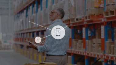 Depoda çalışan adamın üzerindeki simgelerle bağlantı ağının animasyonu. küresel sevkiyat, dağıtım ve bağlantılar konsepti dijital olarak oluşturulmuş video.