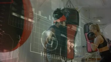 Beyaz kadın boksör, erkek antrenör ve kum torbası üzerinde pratik yapıyor. Spor, spor ve teknoloji konsepti