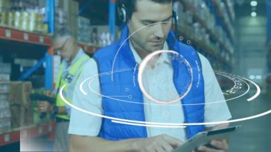 Depoda tablet kullanan adamı tarama ve küreyi tarama animasyonu. küresel sevkiyat, dağıtım ve bağlantılar konsepti dijital olarak oluşturulmuş video.