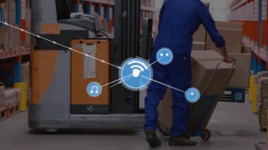 Beyaz erkek işçilere karşı dijital ikonlar ağı deponun forklift kutuları istifliyor. lojistik ve ulaşım sektörü kavramı