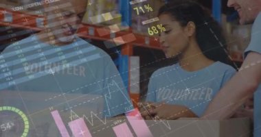 Depodaki bağışları tartışan bir grup gönüllüye karşı istatistiksel veri işleme. lojistik ve ulaşım sektörü kavramı