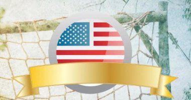 Amerikan bayrağıyla altın pankartta yıldızların canlandırılması, erkek askerin saldırı sahasına tırmanması. Vatanseverlik, bağımsızlık ve kutlama konsepti dijital olarak oluşturulmuş video.