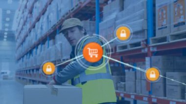 Depoda çalışan adamın üzerindeki simgelerle bağlantı ağının animasyonu. küresel sevkiyat, dağıtım ve bağlantılar konsepti dijital olarak oluşturulmuş video.