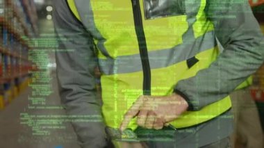 Depodaki adamın veri işleme animasyonu. küresel sevkiyat, dağıtım ve bağlantılar konsepti dijital olarak oluşturulmuş video.