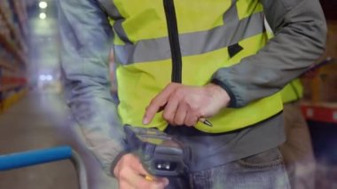 Depoda çalışan adamın veri işleme animasyonu. küresel sevkiyat, dağıtım ve bağlantılar konsepti dijital olarak oluşturulmuş video.