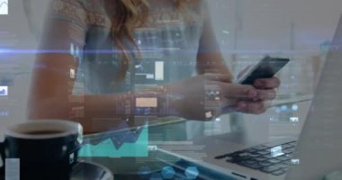 Akıllı telefon kullanan bir kadının istatistik ve veri işleme animasyonu. küresel iş, dijital arayüz ve teknoloji konsepti dijital olarak oluşturulmuş video.