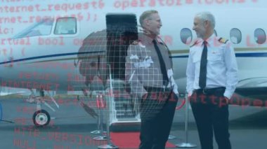 Havalimanı pistinde yürürken konuşan iki beyaz pilot üzerinde dönen küre ve veri işleme. Havacılık ve hava yolculuğu kavramı