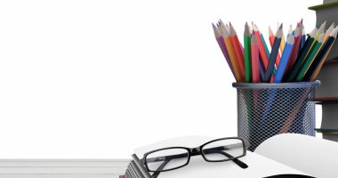 Beyaz arka planda okul ekipmanları var. Okul kavramına geri dönüş dijital olarak oluşturulan imaj.