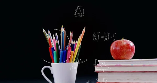 Зображення Математичних Рівнянь Над Книгами Яблучним Шкільним Обладнанням Чорному Тлі — стокове фото