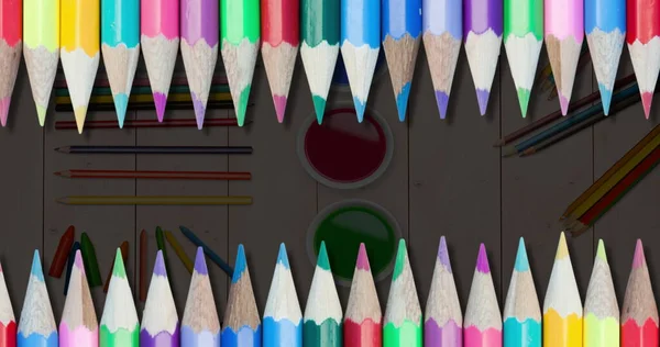 Imagen Lápices Colores Formación Sobre Equipo Escolar Una Mesa Educación —  Fotos de Stock