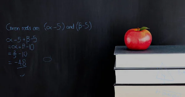 Manzana Roja Encima Montón Libros Mientras Que Las Ecuaciones Matemáticas —  Fotos de Stock