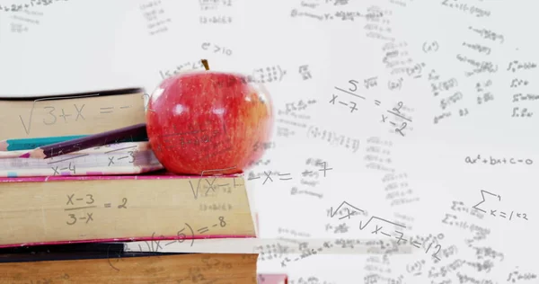 背景にある本やリンゴを重ね合わせた数式のイメージ 科学問題解決教育概念デジタル生成画像 — ストック写真