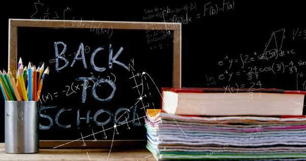 テキスト上の数学方程式のイメージ背景色の鉛筆や本を背景に学校に戻る 学校のコンセプトに戻る教育デジタル生成された画像 — ストック写真