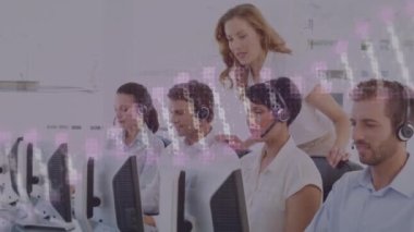 Ofiste çalışan telefon kulaklığı takan müşteri hizmetleri yöneticilerinin DNA yapısı. Tıp bilimi ve iş teknolojisi kavramı