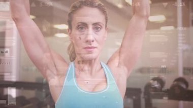 Jimnastik aletleriyle egzersiz yapan güçlü bir kadının veri işleme animasyonu. spor, fitness ve veri işleme kavramı dijital olarak oluşturulmuş video.