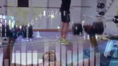 Dambıllarla egzersiz yapan güçlü bir adamın üzerinde veri işleme animasyonu. spor, fitness ve veri işleme kavramı dijital olarak oluşturulmuş video.