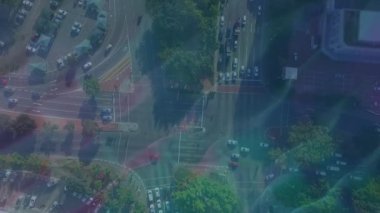Özel yapım dijital kompozisyon, şehir trafiğinin hava görüntüsüne karşı metin afişi sunar. satış indirimi ve perakende iş konsepti