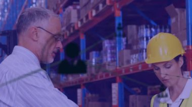 Depoda tarama cihazı kullanan kadın ve erkek denetçi üzerinde profil simgeleri ağı. lojistik ve ulaşım sektörü kavramı