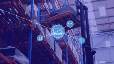 Forklift makinesinin ambardaki paketleri taşımasına karşı dijital simgeler ağı. lojistik ve ulaşım sektörü kavramı