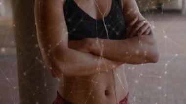 Kulaklık takan Afro-Amerikan formda bir kadının portresine karşı bağlantılar ağı. Spor, spor ve teknoloji konsepti