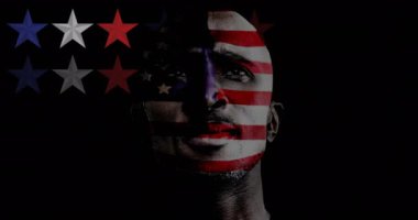 Kırmızı ve mavi yıldızların animasyonu ve siyah arka planda Amerikan bayrağı olan bir adam. Vatanseverlik ve kutlama konsepti dijital olarak oluşturulmuş video.