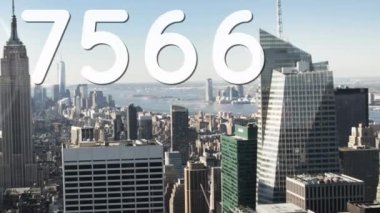 Şehir manzarasının havadan görüntüsüne karşı artan sayıların dijital bileşimi. Sosyal medya ağı ve teknoloji kavramı