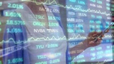 Havaalanında akıllı telefon kullanarak iş kadınının orta kesimine karşı borsa veri işleme. küresel ekonomi ve iş teknolojisi kavramı