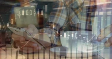 Akıllı telefon kullanan adamın istatistik ve veri işleme animasyonu. küresel iş, dijital arayüz ve teknoloji konsepti dijital olarak oluşturulmuş video.