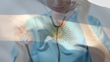 Arjantin bayrağının dijital bileşimi, elinde steteskop tutan beyaz kadın sağlık görevlisinin üzerinde sallanıyor. Sağlık ve Tıp Konsepti.