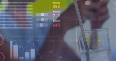 Akıllı telefon kullanan bir kadının istatistik ve veri işleme animasyonu. küresel iş, dijital arayüz ve teknoloji konsepti dijital olarak oluşturulmuş video.