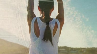 Açık havada yoga yapan bir kadın için bağlantı ağlarının animasyonu. Spor, spor ve bağlantılar dijital olarak oluşturulmuş video konsepti.