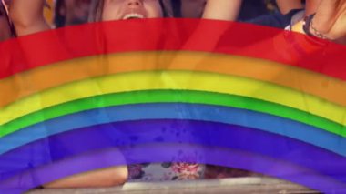 Neşeli müzik festivalinde farklı kalabalıkların zıplaması ve çekim yapması üzerine gökkuşağı çizgilerinin canlandırılması. küresel iletişim ağı teknolojisi, eğlence ve eğlence konsepti dijital olarak oluşturulmuş video.