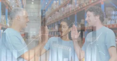 Çeşitli gönüllülerin depoda birbirleriyle beşlik çakışmalarına karşı mali veri işleme. lojistik ve ulaşım sektörü kavramı