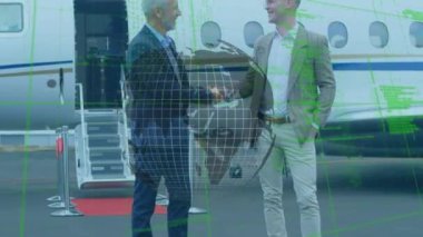 Kafkasyalı iki işadamının havaalanı pistinde el sıkışması üzerinde dönen küre ve veri işleme. iş seyahati ve teknoloji kavramı