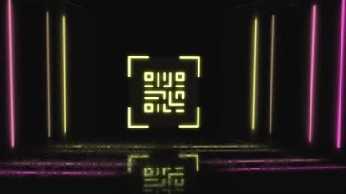 Siyah arkaplanda parlayan çizgilere karşı parlayan neon sarı QR kodunun dijital animasyonu. barkod tanımlama ve teknoloji kavramı