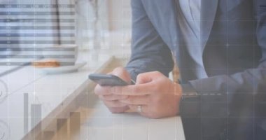 Akıllı telefon kullanan adamın istatistik ve veri işleme animasyonu. küresel iş, dijital arayüz ve teknoloji konsepti dijital olarak oluşturulmuş video.