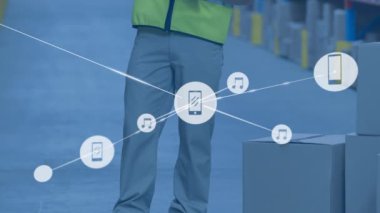 Depoda panoya yazı yazan adamın üzerindeki simgelerle bağlantı ağının animasyonu. küresel sevkiyat, dağıtım ve bağlantılar konsepti dijital olarak oluşturulmuş video.