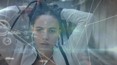 Afro-Amerikan formda saçlarını bağlayan kadına karşı bağlantılar ve veri işleme ağı. Spor, spor ve teknoloji konsepti