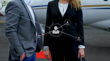 Havaalanı pistinde konuşan beyaz iş adamı ve iş kadınına karşı profil simgeleri ağı. iş seyahati ve ağ teknolojisi kavramı